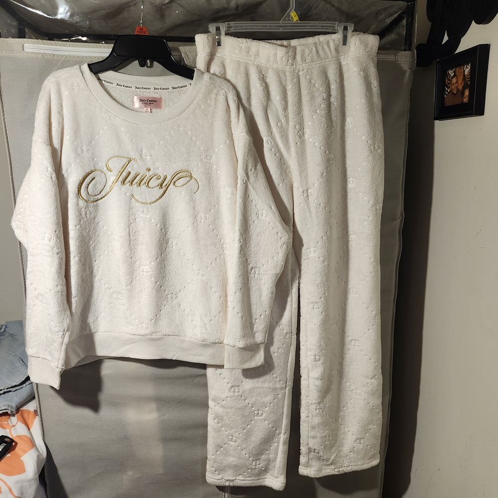 Juicy Couture Ivory/Gold Embroidered Logo Lounge Set
